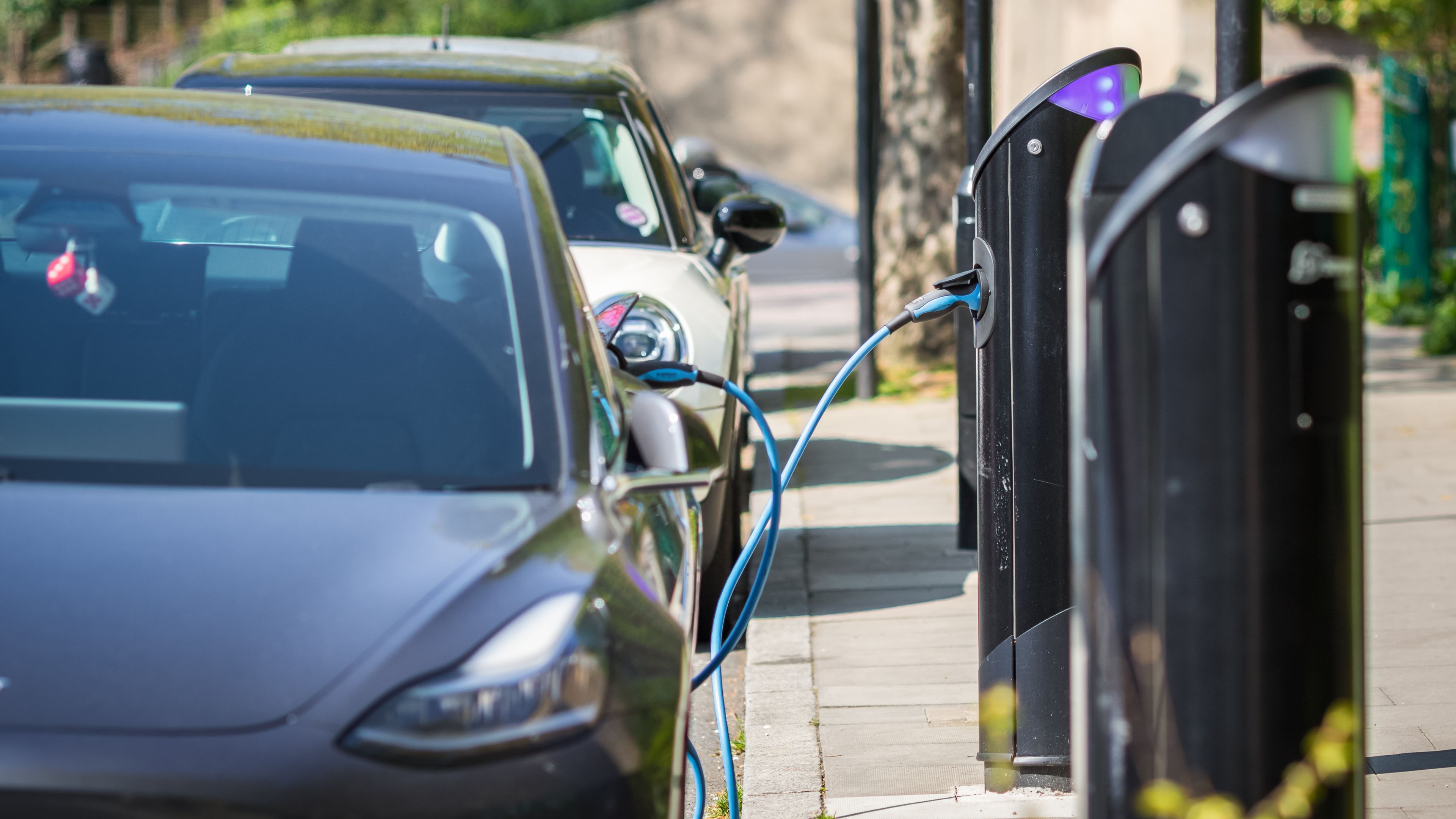 Do I need to return an EV rental car with a full charge? Hertz