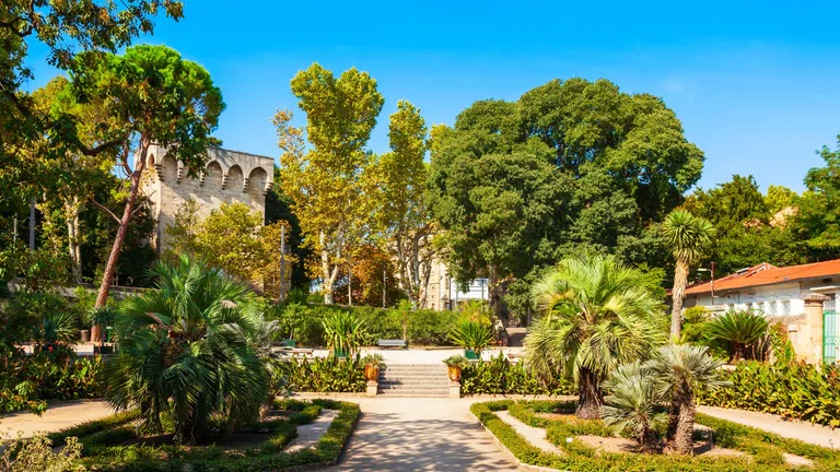 botanical-gardens-path-near-beautiful-buildings